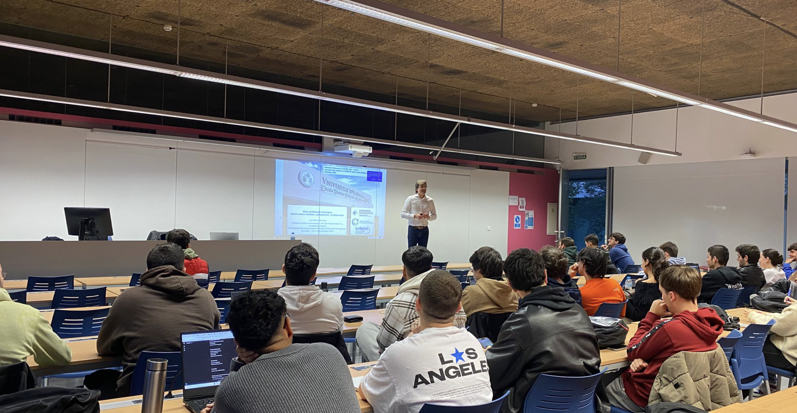 El COIICV profundiza en los desafíos éticos de la ingeniería informática con el alumnado de la ETSE-UV