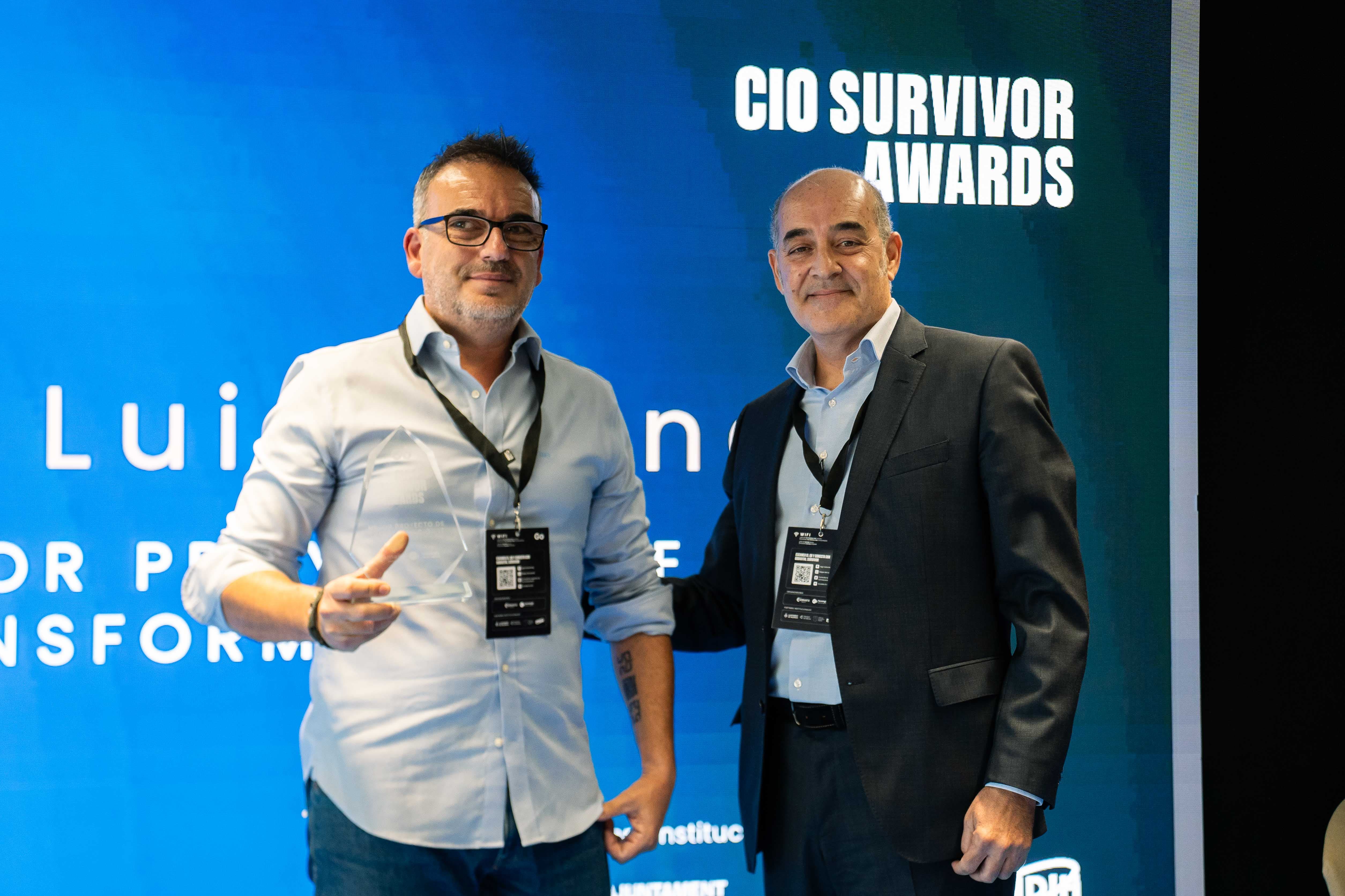 Alejandro Blasco entrega el premio al Mejor Proyecto de Transformación IT en los CIO Survivor Awards 2025